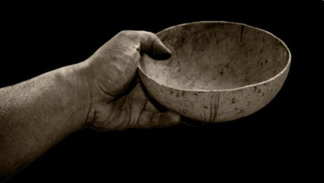 Tempurung kelapa di tangan pengemis. Bisa untuk menaruh uang receh dari para pemberi. (Sumber: Shutterstock)