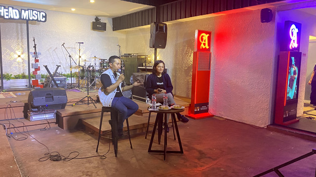 Putri Pohan, Managing Editor Pop Hari Ini sebagai narasumber yang dipandu oleh Galih Wahyudi selaku moderator Birama Talks. Foto: Alycia Tracy Nabila/Hi!Pontianak