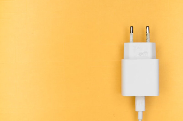 Ilustrasi Merk Charger Terbaik. Sumber: unsplash/Markus Winkler