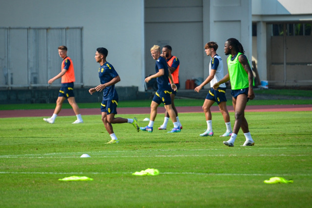Pemain Oxford United mengikuti sesi latihan di Stadion Madya GBK, Senayan, Jakarta, Sabtu (5/7/2025). Foto: Fathul Habib Soleh/antara