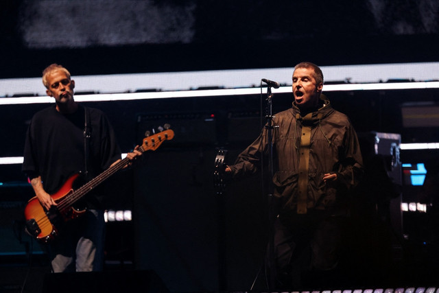 Penampilan Grup Musik Oasis saat lakukan konser reuni. Foto: Suzanne Plunkett/ REUTERS