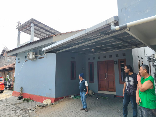 Ketua RT 3 Bantulan, Kalurahan Sidoarum, Kapanewon Godean, Kabupaten Sleman, Nur Salim, menunjukkan kerusakan CCTV hingga pot di rumah warganya yang digeruduk massa kurir ShopeeFood, Sabtu (5/7). Foto: Arfiansyah Panji Purnandaru/kumparan