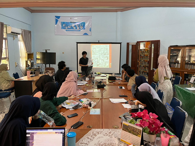 Salah satu peserta sedang mempresentasikan hasil karya komik yang dibuat olehnya. Foto: Rabiansyah/Hi!Pontianak