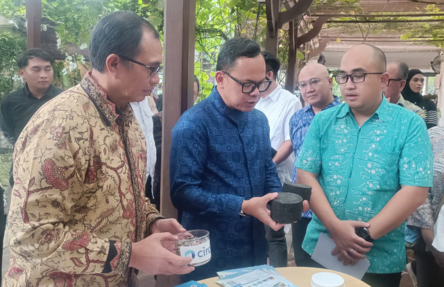 Wamendagri Bima Arya Sugiarto saat showcase aspal plastik di Jimbaran Hub, Kabupaten Badung, Bali, Sabtu (5/7)/ Foto: Denita BR Matondang/kumparan