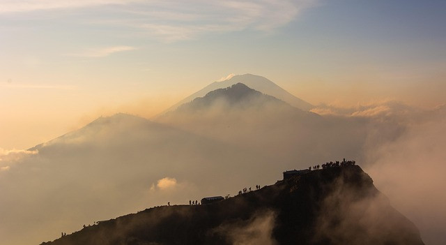Ilustrasi Pantangan Naik Gunung Batur, Foto: Pixabay/adliwahid
