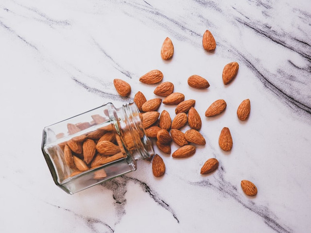 Ilustrasi cara mengiris lacang almond/Unsplash/dhanya purohit