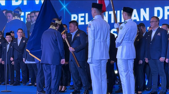 Ketua Umum Partai NasDem, Surya Paloh saat melantik Herman Deru sebagai Ketua DPW NasDem Sumsel periode 2025-2029. Foto : Abdullah Toriq/Urban Id