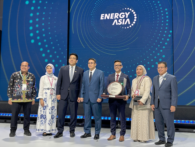 Wakil Direktur Utama Pertamina Oki Muraza (tengah) dan Manager CSR Pertamina, Mohamad Roby Hervindo menerima pengharagaan Energy Asia Awards 2025 di Kuala Lumpur, Malaysia. Foto: kumparan/Ema Fitriyani