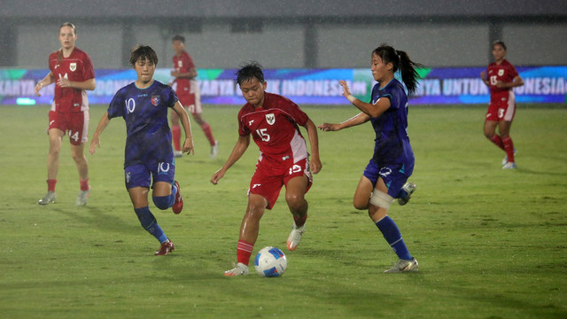 Pemain Timnas Wanita Indonesia Helsya Maeisyaroh (15) berusaha merebut bola dari pemain timnas wanita Taiwan dalam Kualifikasi Piala Asia Wanita 2026 di Indomilk Arena, Tangerang, Banten, Sabtu (5/7). Foto: Dicky Adam Sidiq/kumparan