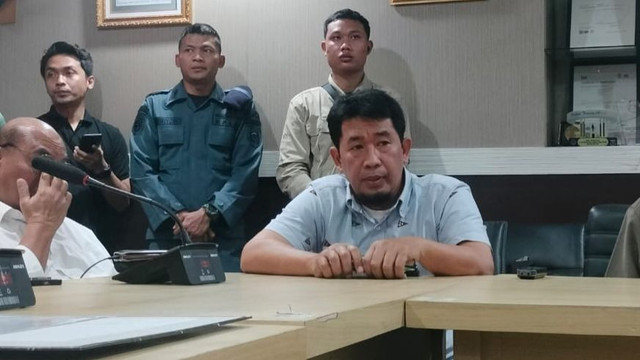 Perwakilan PT Raputra Jaya, Ulumudin, dalam konferensi pers di Pelabuhan Ketapang, Banyuwangi, Sabtu (5/7/2025). Foto: Dok. kumparan