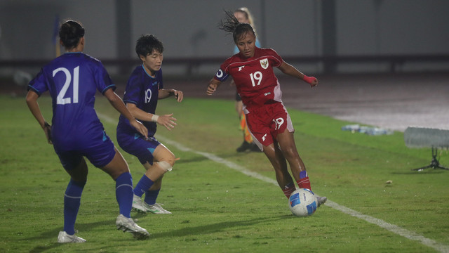 Pemain Timnas Wanita Indonesia Viny Silfianus (19) berusaha merebut bola dari pemain timnas wanita Taiwan dalam Kualifikasi Piala Asia Wanita 2026 di Indomilk Arena, Tangerang, Banten, Sabtu (5/7). Foto: Dicky Adam Sidiq/kumparan