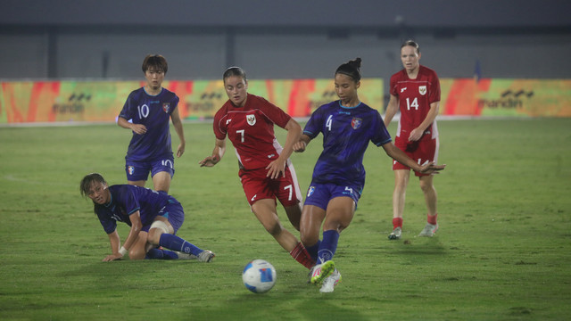Pemain Timnas Wanita Indonesia Felicia Victoria De Zeeuw (7) berusaha merebut bola dari pemain timnas wanita Taiwan dalam Kualifikasi Piala Asia Wanita 2026 di Indomilk Arena, Tangerang, Banten, Sabtu (5/7). Foto: Dicky Adam Sidiq/kumparan