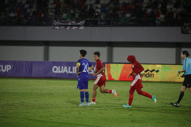 Pemain Timnas Wanita Indonesia Helsya Maeisyaroh (15) berhasil mencetak gol ke gawang pemain timnas wanita Taiwan dalam Kualifikasi Piala Asia Wanita 2026 di Indomilk Arena, Tangerang, Banten, Sabtu (5/7). Foto: Dicky Adam Sidiq/kumparan