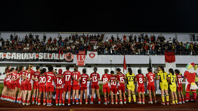 Pesepak bola Timnas Wanita Indonesia menyapa suporter usai pertandingan melawan Timnas Putri Taiwan saat pertandingan kualifikasi Piala Asia Wanita 2026 Grup D di Stadion Indomilk Arena, Kabupaten Tangerang, Banten, Sabtu (5/7/2025). Foto: ANTARA FOTO/Putra M. Akbar