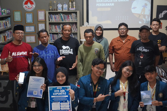 Mahasiswa KKN Undip Bantu Pembudidaya Ikan Tambaksari Jualan Online dan Branding