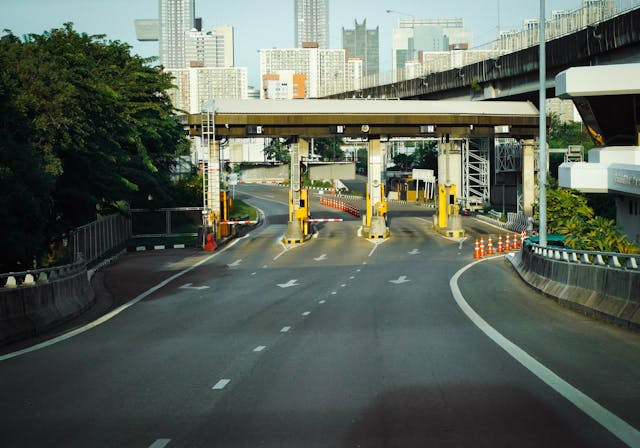 Exit Tol Kartasura. Foto hanya ilustrasi bukan sebenarnya. Sumber foto: Pexels/Nandhu Kumar