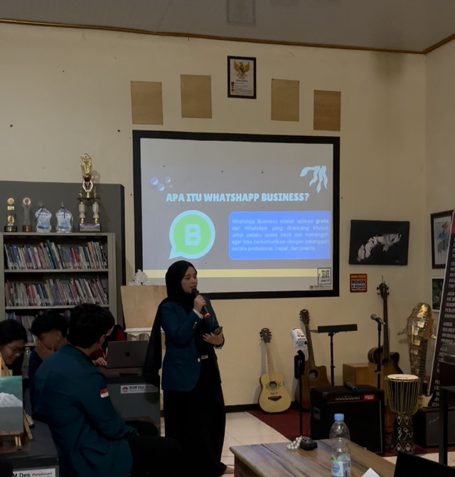 Nela Arya Marshenda saat menjelaskan pengertian WhatsApp Business