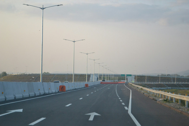 Exit Tol Pejagan. Foto hanya sebagai ilustrasi, bukan gambar dan tempat sebenarnya. Sumber foto: Unsplash-Yivan