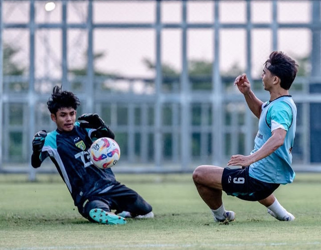 Latihan tim Persebaya di kompleks Stadion Gelora Bung Tomo (GBT) Surabaya. Foto: MO Persebaya