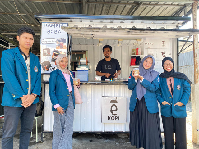 Kelompok 3 KKN-T 131 melakukan pendampingan pada PKL Ekopi (sumber: dok pribadi)
