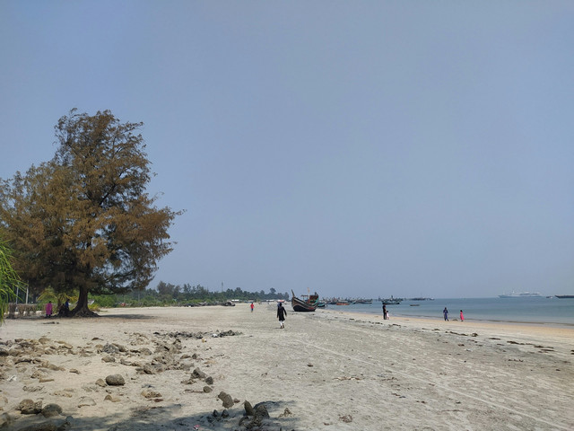Pantai di Banten yang Sepi. Foto hanya ilustrasi, bukan tempat sebenarnya. Sumber: Unsplash/Mustafa Tanim