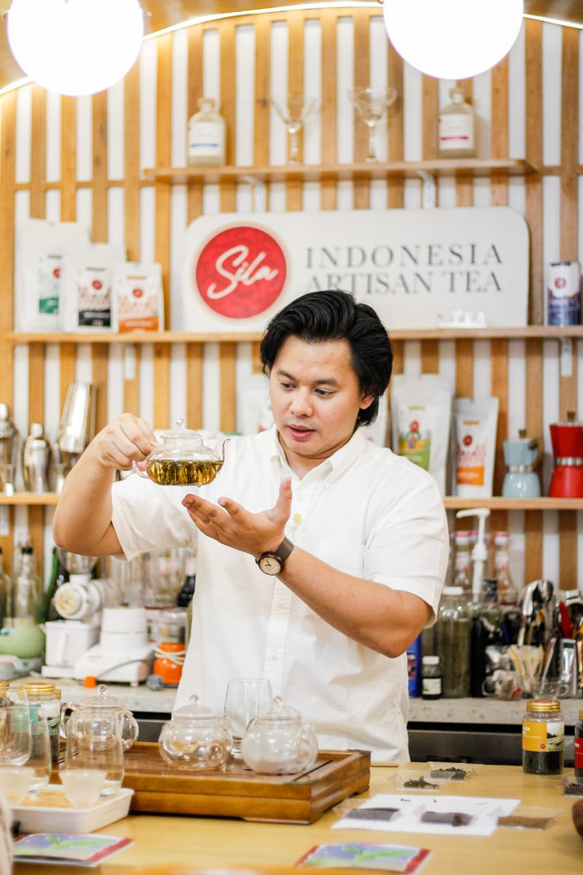 Pemilik Sila Artisan Tea, Redha Taufik Ardias berhasil memasarkan produknya sampai konsumen di luar negeri berkat dukungan dari BRI. Foto: Dok. BRI