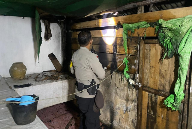 Polisi saat melakukan olah tempat kejadian perkara. Foto: Dok. Polres Sanggau
