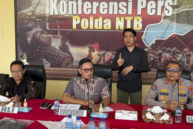 Dirreskrimum Polda NTB, Kombes Pol. Syarif Hidayat, SIK (tengah), memberikan keterangan terkait kasus kematian Brigadir Muhammad Nurhadi. Foto: Dok. Polda NTB