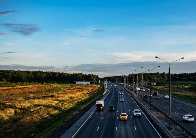Exit Tol Ngawen Klaten. Foto hanya ilustrasi, bukan tempat sebenarnya. Sumber: unsplash.com/Anna Minina.