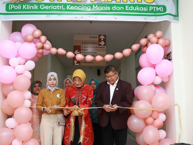 Ketua TP PKK Kota Pontianak dan Direktur UPT RSUD Pontianak Utara mengguntinh pita peresmian PONTI MANIS. Foto: Dok. Istimewa