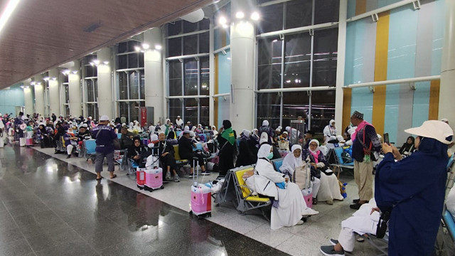 Jemaah Haji asal Sulawesi Utara berada di ruang tunggu Bandara Internasional Pangeran Mohammad bin Abdul Aziz di Kota Madinah, menunggu jadwal keberangkatan kembali ke tanah air, Minggu (6/7).