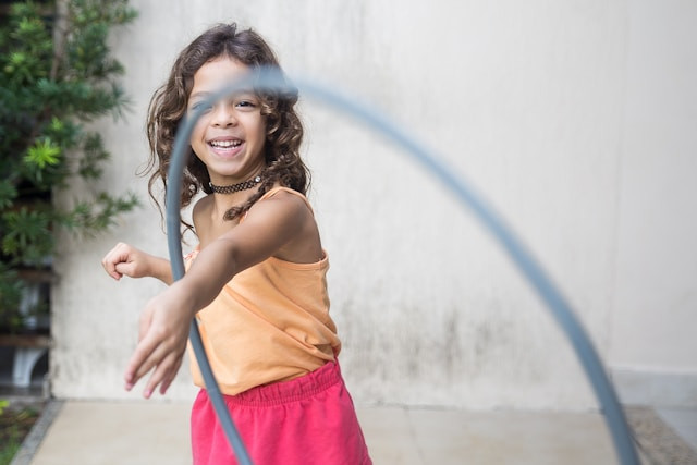 Ilustrasi Cara Memainkan Hula Hoop. Sumber Foto: Unsplash.com/Patricia Prudente