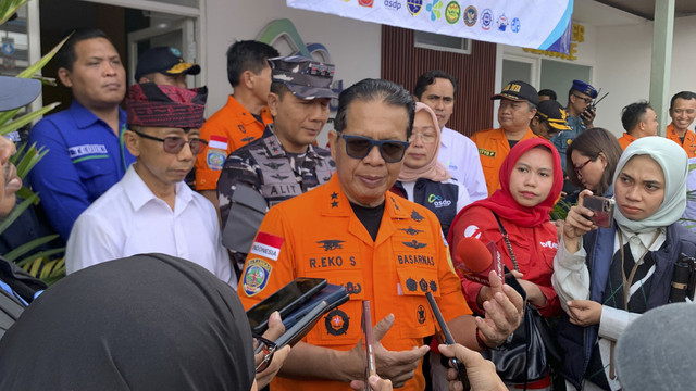 Deputi Operasi dan Kesiapsiagaan Basarnas Laksamana Muda TNI Ribut Eko Suyatno memberikan pernyataan pers di Pelabuhan Ketapang, Banyuwangi, Minggu (6/7/2025). Foto: Dok. kumparan