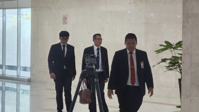 Calon Duta Besar Quito, Ekuador Imam As'ari (tengah) berjalan saat menjalani fit and proper test di Kompleks Parlemen, Senayan, Jakarta, Minggu (6/7/2025). Foto: Haya Syahira/kumparan