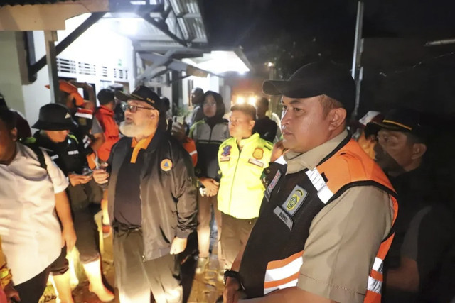 Bupati Bogor Rudy Susmanto mengecek lokasi bencana banjir bandang yang menerjang kawasan Pondok Pesantren Al Barokah, Kampung Rawa Sedek, RT 01/04, Desa Megamendung. Foto: Instagram/ @kabupaten.bogor