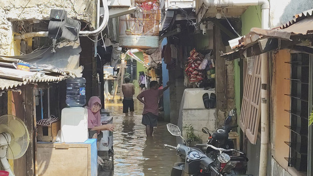 Banjir di kawasan Kebon Pala, Jakarta Timur, Minggu (6/7/2025). Foto: Jonathan Devin/kumparan