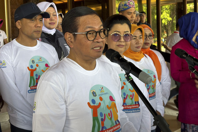 Gubernur DKI Jakarta, Pramono Anung menyampaikan keterangan pers di Taman Mini Indonesia Indah, Jakarta Timur, Minggu (6/7/2025). Foto: Abid Raihan/kumparan