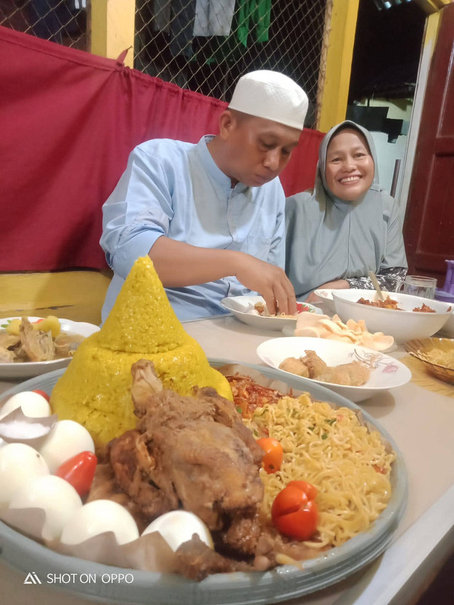 foto Ibu dan Ayah beserta masakan Ibu ( Foto Pribadi.com ) 