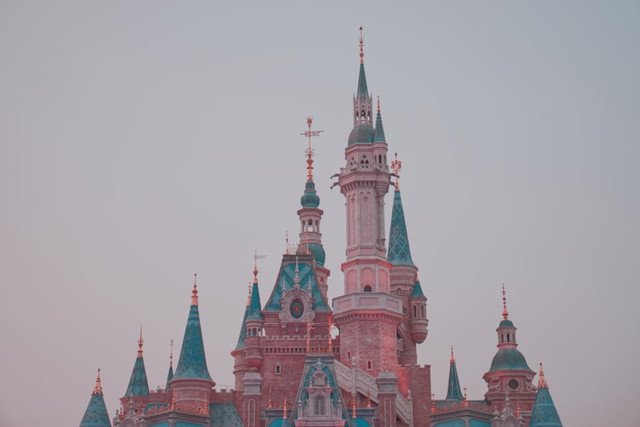 Tempat Wisata Bandung Mirip Disneyland. Foto hanyalah ilustrasi bukan tempat sebenarnya. Sumber: Unsplash/戸山 神奈