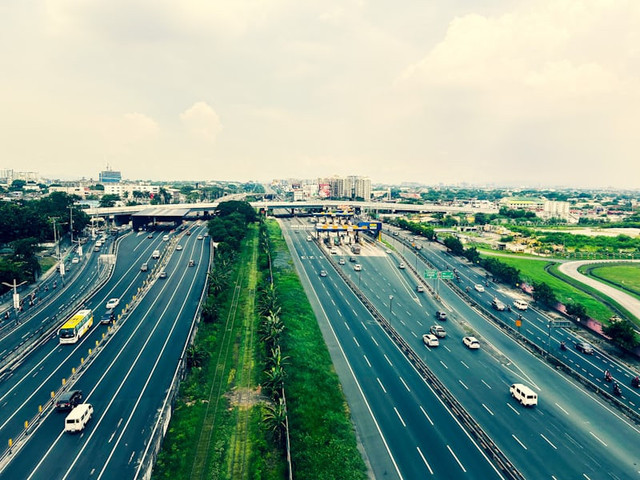 Exit Tol Tegal KM Berapa. Foto hanyalah ilustrasi bukan tempat sebenarnya. Sumber: Unsplash/Jamie Zhang