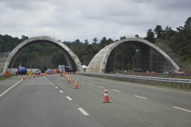 Suasana pengerjaan proyek pembangunan jembatan satwa di ruas tol IKN Seksi 3B Segmen KKT Kariangau-Simpang Tempadung, Balikpapan, Kalimantan Timur, Sabtu (5/7/2025). Foto: Aditya Nugroho/ANTARA FOTO
