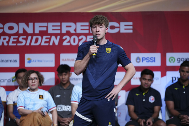 Pemain Oxford United Ole Romeny menjawab pertanyaan wartawan saat sesi konferensi pers jelang Piala Presiden 2025 di Jakarta, Jumat (4/7/2025). Foto: Dok. Piala Presiden