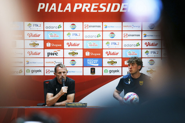 Pelatih Oxford United, Gary Rowett menjawab pertanyaan wartawan dengan disaksikan oleh pemain Ole Romeny saat sesi konferensi pers jelang Piala Presiden 2025 di Stadion Utama Gelora Bung Karno, Jakarta, Sabtu (5/7/2025). Foto: Dok. Piala Presiden