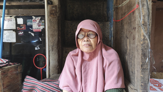 Warga Kebon Pala, Jakarta Timur Ijah (64) terdampak banjir pada Minggu (6/7/2025). Foto: Jonathan Devin/kumparan