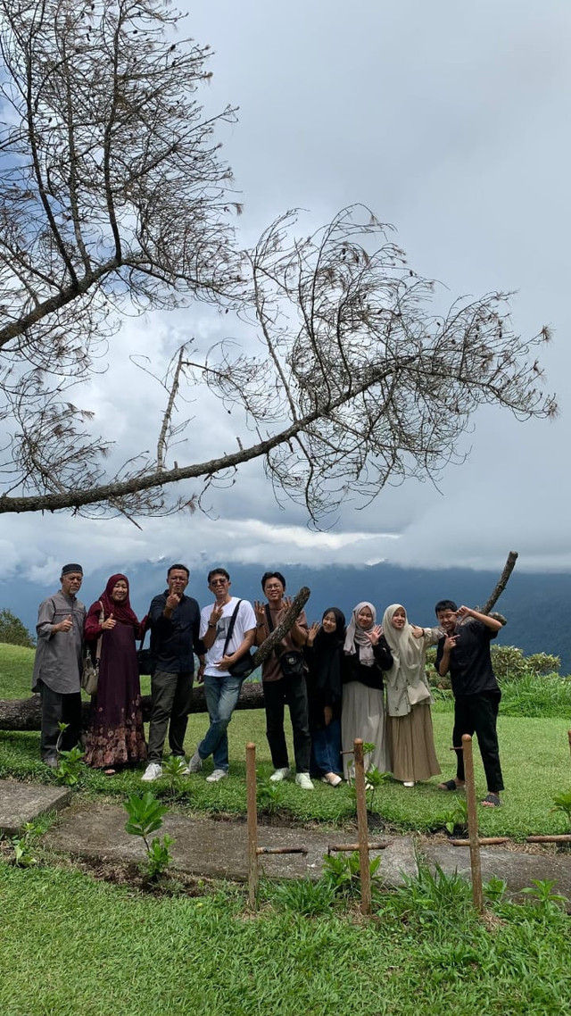 Momen bersama keluarga sebelum merantau ke Jakarta ( Sumber: foto pribadi.com )
