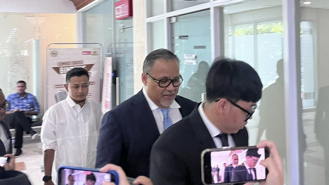 Calon duta besar penempatan Kuala Lumpur, Malaysia Raden Dato Mohammad Iman Hascarya Kusumo berjalan saat ingin menjalani fit and proper test di Kompleks Parlemen, Senayan, Jakarta, Minggu (6/7/2025). Foto: Haya Syahira/kumparan