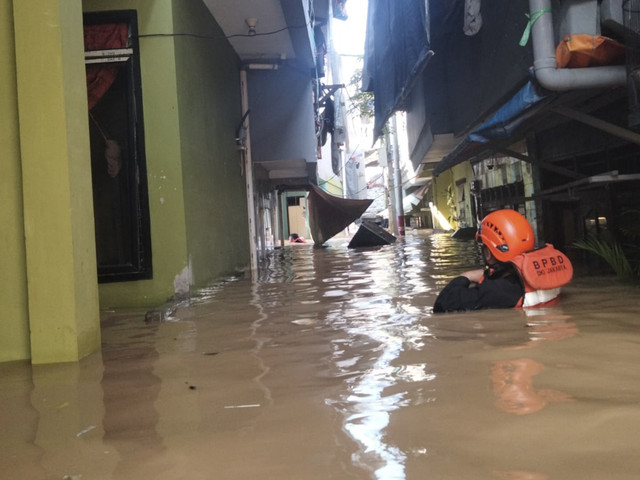 BPBD Jakarta mengevakuasi warga yang terjebak banjir 2 meter di kawasan Kebon Pala, Jakarta Timur. Foto: Dok. BPBD Jakarta