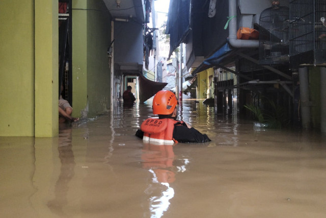 BPBD Jakarta mengevakuasi warga yang terjebak banjir 2 meter di kawasan Kebon Pala, Jakarta Timur. Foto: Dok. BPBD Jakarta