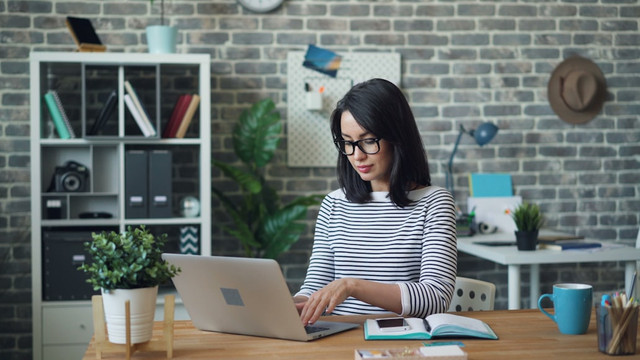 Negara Paling Aman untuk TKI Wanita. Foto hanya sebagai ilustrasi saja, bukan gambar sebenarnya. Sumber: Unsplash/Vitaly Gariev.