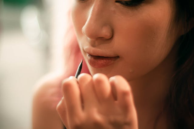 Ilustrasi merk lip liner yang bagus dan murah. Sumber: Nguyễn Thị Minh Nghi/pexels